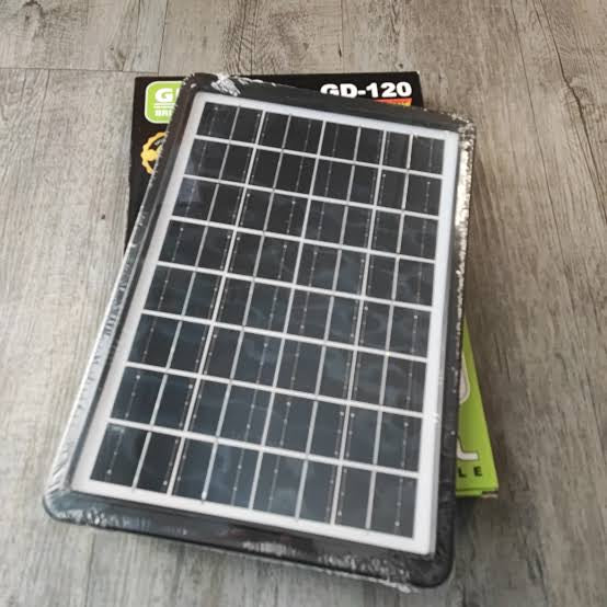 Sloarni panel koji se na suncu koristi kao punjac za telefon